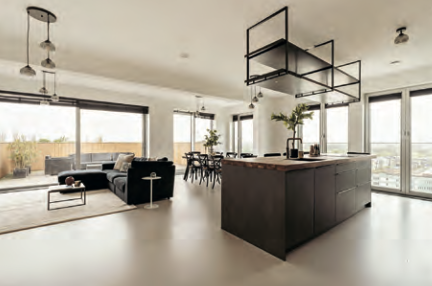 Modernes, helles Wohnzimmer mit offener Küche und großer Fensterfront